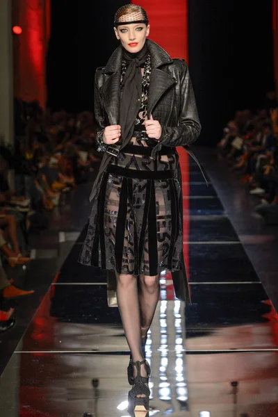 Look 10